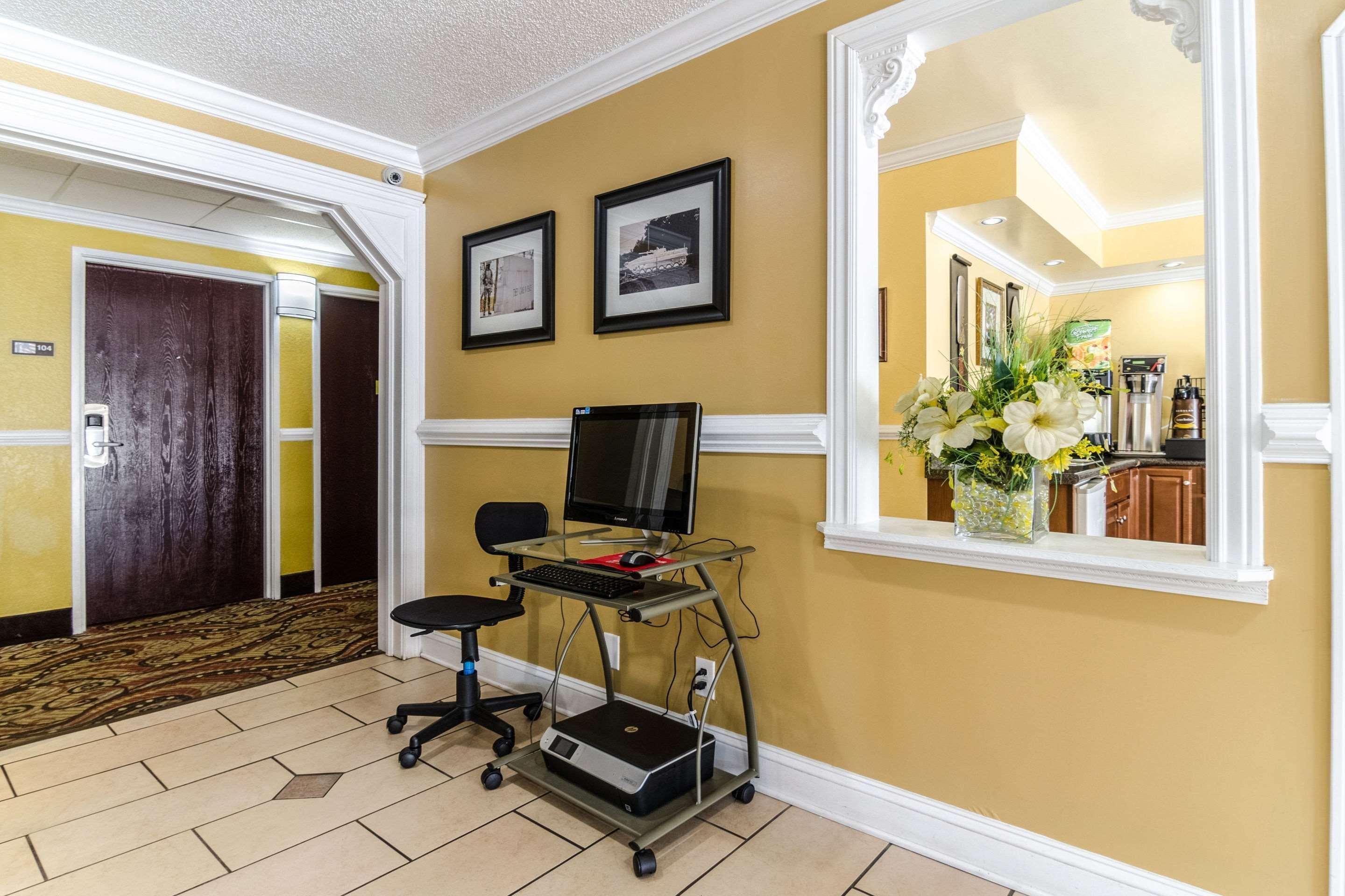Rodeway Inn & Suites Jacksonville Near Camp Lejeune Экстерьер фото